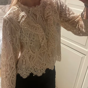 Spetstopp från Zara - Så fin spetstopp från Zara! Aldrig använd och därav säljer jag 💓 Passar XS-M
