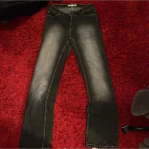 lindex - Köpta på secondhand storlek 38, har knappt använt dem, lågmidjade. de är mina bilder som jag tagit på plick orkar int ta nya men skriv privat för fler bilder