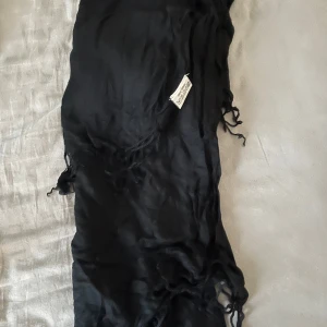 Halsduk - Fin halsduk i ett bra skick i färgen svart/mörkblå