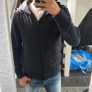 J.LINDBERG Jacka - Säljer denna feta J Lindberg hybdrid jackan i väldig bra skick! Perfekt till hösten. Nypriset ligger runt 3600 kr och jackan har ej några fläckar elr hål. Vid frågor så är det bara att höra av sig. 