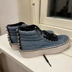 Coola och unika vans skor med jeanstyg och nitar bak, platform sula