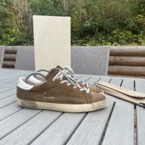 Golden goose skor  - Helt nya Golden goose utan tag, skorna är använda Max 5 gånger och säljs pga av att dem är för små, till skorna kommer allt og (box,dustbag) skorna är storlek 43 och är super sköna  Hör av er vid fler frågor eller funderingar  