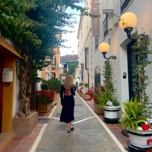 Arket klänning Svart öppen rygg - Arket klänning Svart Öppenrygg Knappt använd Storlek 38