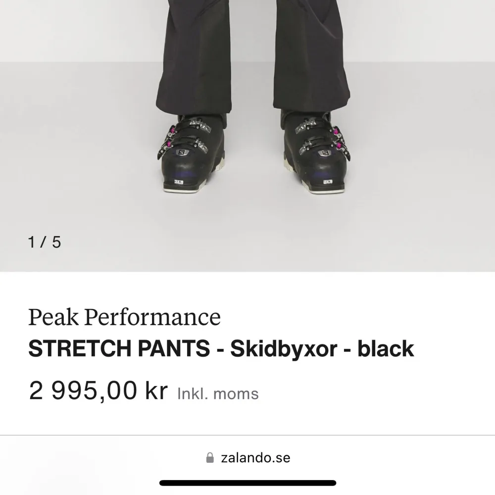 Säljer ett par svarta äkta Peak Performance skidbyxor i storlek S i modellen ”stretch pants”. Endast använda en gång, därav som nya! Säljer då de tyvärr var för små för mig. Nypris 3000 kr.. Jeans & Byxor.