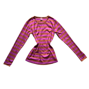 Randig långärmad tröja i lila och brun - Säljer en superfin randig tröja i lila och brun från märket Katvig. Den är långärmad och har en normal passform. Varan är i fint skick och har inga defekter. Den är stretchig så skulle säga att den även passar mindre storlekar. Storlek: M 