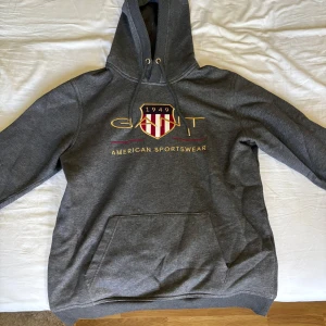 GANT hoodie - Säljer nu min GANT hoodie i nyskick. Den är använd 2-3 gånger och har inga tecken alls på användning! Den är i storlek M. Ordinarie pris vet jag inte exakt men minns att den låg på någon tusenlapp, så priset jag har är ju dunder, kan även diskuteras!