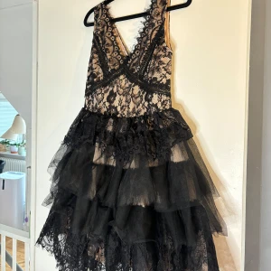 Puffig spetsklänning - Hur snygg som helst! Plus bekväm. Perfekt t festmiddag. Passar Small med.