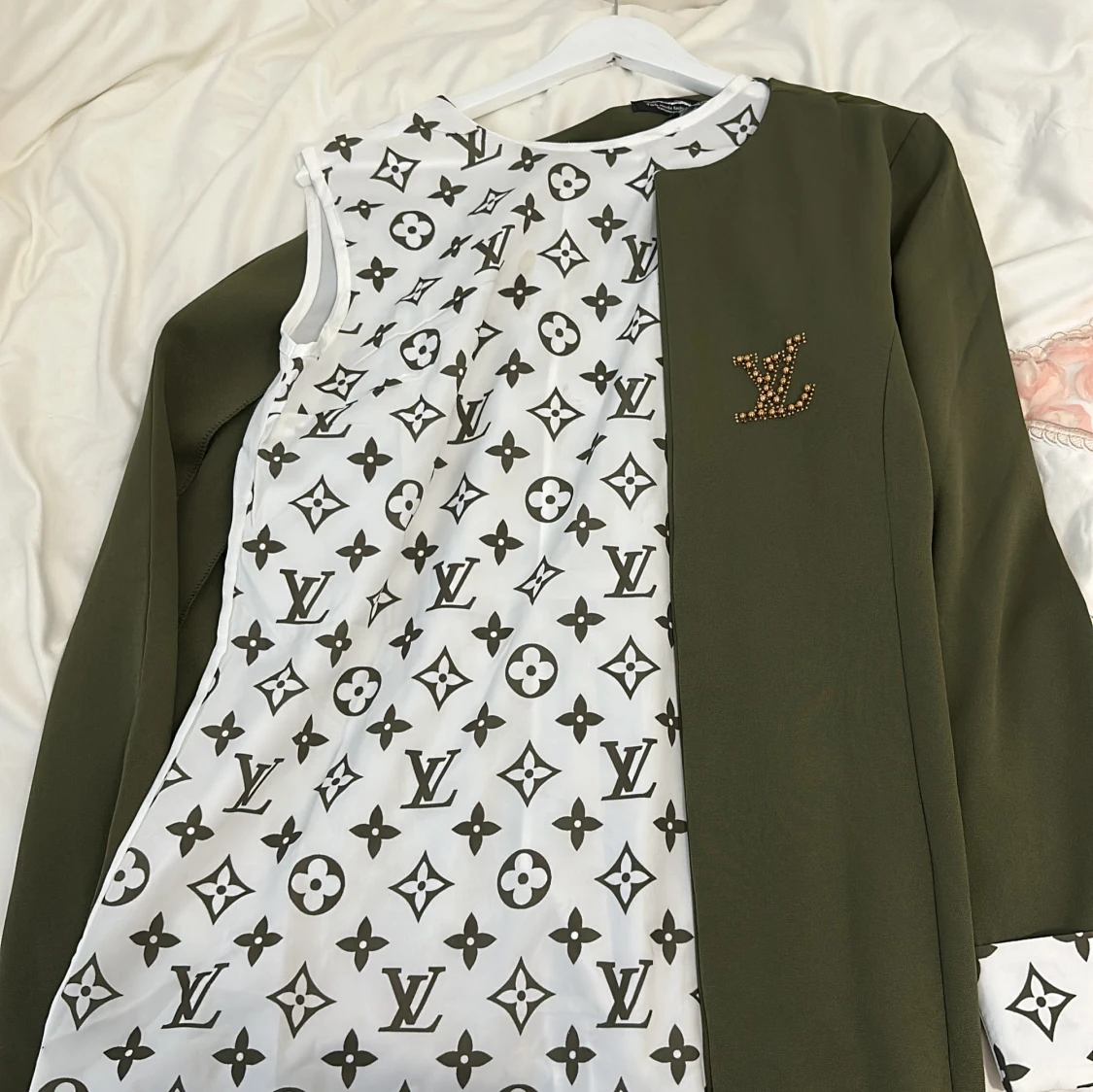 Olivgrön lång jacka med mönstrad insida - 93