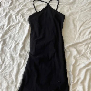 Svart klänning  - Svart klänning med korssade band 