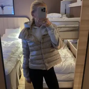 Säljer min fina Herno Jacka i modellen Sofia. Inköpt för två veckor sedan ifrån Farfetch nypris 6300kr. Färgen beige storlek 40 IT vilket motsvarar XS/S💕