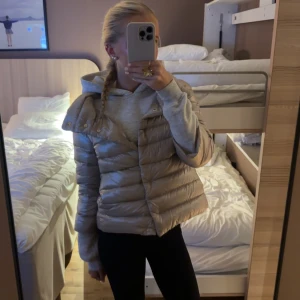 Herno Jacka💕 - Säljer min fina Herno Jacka i modellen Sofia. Inköpt för två veckor sedan ifrån Farfetch nypris 6300kr. Färgen beige storlek 40 IT vilket motsvarar XS/S💕