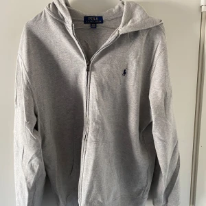ralph lauren zip hoodie - Skön zip hoodie från ralph lauren i riktigt bra skick. Storlek XL i ungdom men passar S. Hör av er frågor eller funderingar!