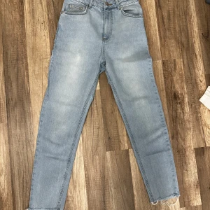 Mom jeans  - Bra skick används några gånger inte min stil. Bra passform och normal i storleken.
