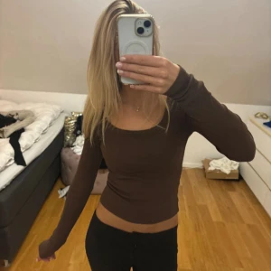 Basic långärmad tajt tröja - Brun och höstig tröja, inte alls så tunn så går jättebra att använda till kallare väder! Aldrig använd, så den är som ny!🤗