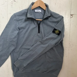 Stone Island junior Zip-Up - Väldigt bra skick förutom lite slitningar vid slutet av ärmarna. Storlek: 14yrs/170. Tveka inte på att skriva till mig om du har några frågor.