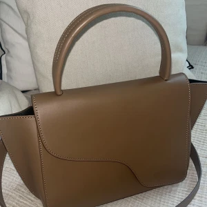 Arezzo walnut leather handbagage  - Helt ny ATP väska, aldrig använd köpte den för ca 5000 och säljer den för 3000 då den är i nyskick 
