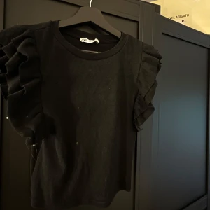 Svart topp  - Svart topp från zara 🪩passar xs också