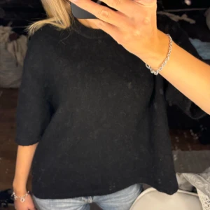 Söt stickad  - Söt trekvartsärmad stickad tröja, aldrig använd💕