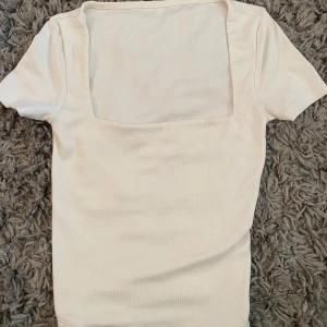 T-shirt - En vitt t-shirt vet inte vart den är ifrån för har fått den 💗