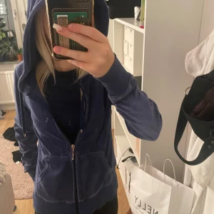 Zip up hoodie - Används inte, är öppen för prisförslag. Bra skick och inga defekter🤗