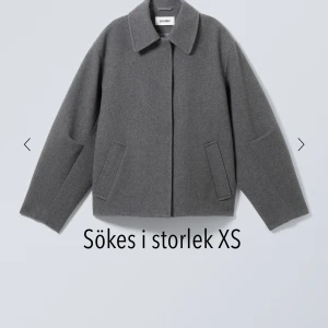 Sökes i storlek XS - Söker denna grå jacka ”Tana wool blend jacket” från Weekday i storlek XS.
