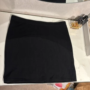 Kort kjol  - Kort kjol i nyskick💗