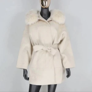 Beige kappa - Krämvit cashmere kappa med päls på luvan, pälsen går att ta av. Använts ett fåtal gånger och säljer då den inte kommer till användning mer. 