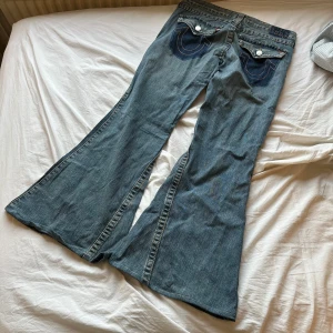 jätteflared lågmidjade true religion jeans  - midja rakt över är 42cm och innerben är 77cm