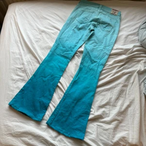 true religon jeans - utsvängda blåa lågmifjade true religion jeans. midja rakt över, 35cm och innerben är 77cm kol privat vid frågor:)