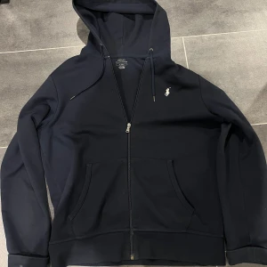 Ralph lauren zip hoodie - Jag säljer nu denna snygga ralph lauren zip hoodien. Har andvänt den då och då men är fortfarande i ett stabilt skick!  Hör av er om ni har mer frågor!🙌