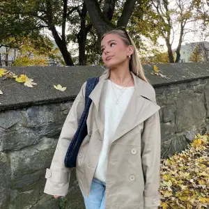 Suuuper fin kort trenchcoat från design nu si. Använd en vår men i bra skick.