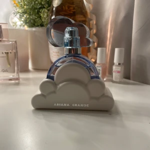 Cloud parfym av Ariana Grande  - Nästan full Cloud parfym. Ca 25 av 30 ml kvar. Se doftnoterna på bild 3 💖Nypris runt 400kr