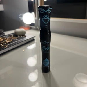 Essence mascara - Säljer nu min essence lash princess waterproof mascara❤️oanvänd, därav priset. 12ml, vanliga storleken. Har hört av vänner som säger att den är otroligt bra!❤️skriv vid funderingar. Köpt för 60kr på Lyko! Priset är diskuterbart❤️