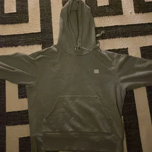 Acne Studios Hoodie (Ferris Face) - Acne studio Hoodie (Ferris face) Väldigt bra skick 😁 Har legat i min garderob ett tag nu, vet inte riktigt varför jag aldrig använt Vill helst bara få den såld så priset e flexibelt  Fråga vad ni vill 