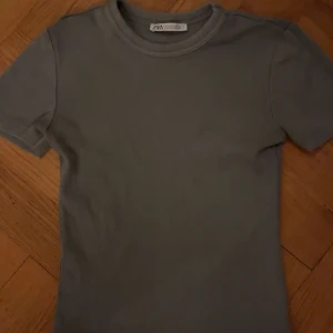 Ribbad t shirt från hm - Jätte fin ribbad t shirt från zara i en grön/ grå färg❤️