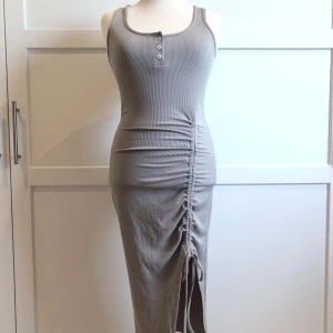 Grå bodycon klänning  - Grå bodycon klänning från Cider. Aldrig använd med lappen kvar. Säljer då den inte riktigt är min stil.