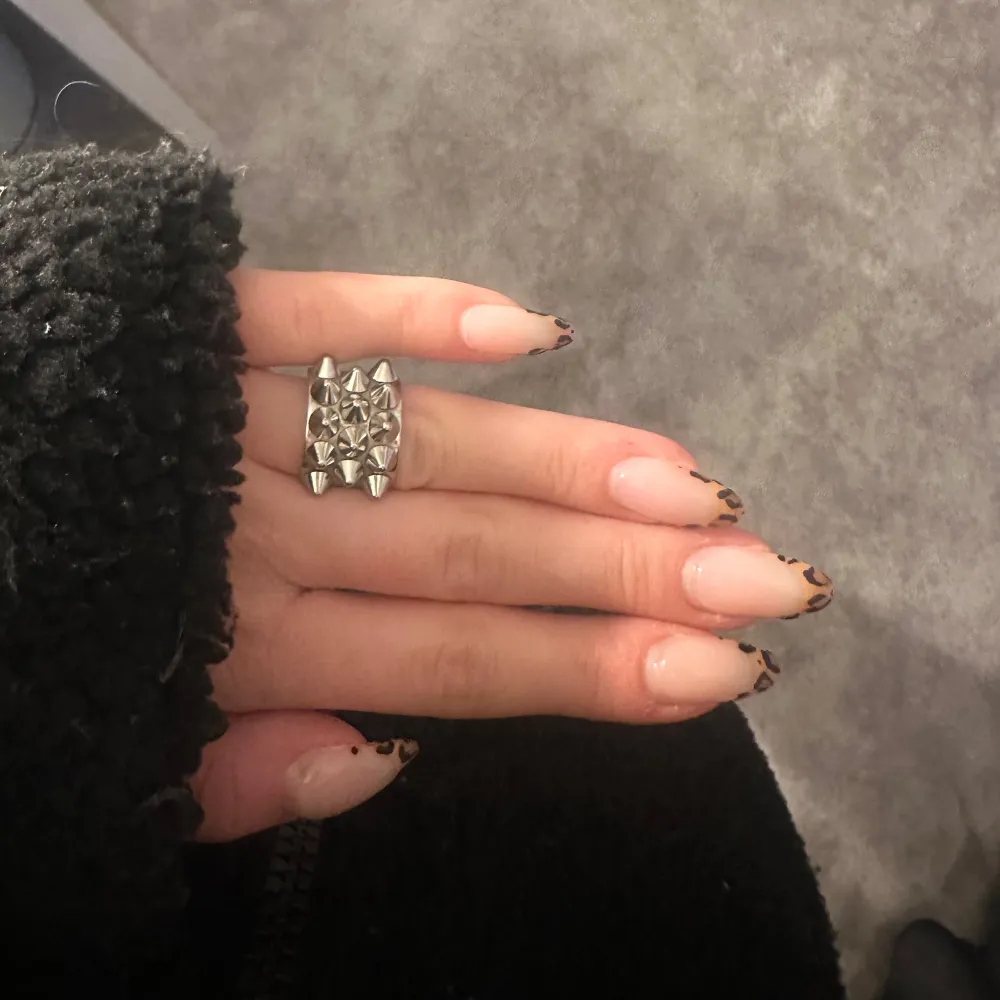 Säljer min fina Edblad ring 💕 den kostar 400kr från början men jag säljer för hälften💕 . Accessoarer.