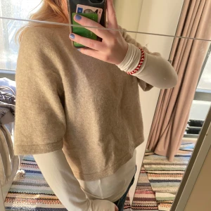 Stickad T-shirt  - Bra skick, säljs då den blivit lite liten. Mysig alpacka ull