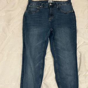 Blå jeans i bra skick - Säljer ett par snygga blå jeans i bra skick. De har en klassisk femficksdesign och en bekväm passform. Perfekta för vardagsbruk och kan matchas med nästan vad som helst. Passar både till skolan och fritiden! Bekväma säljs för 70