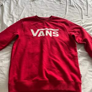 Säljer en snygg röd sweatshirt från Vans i storlek S. Den har en klassisk design med det ikoniska Vans-loggan i vitt på bröstet. Perfekt för en avslappnad stil och passar bra till både jeans och shorts. Tröjan är i mycket bra skick.