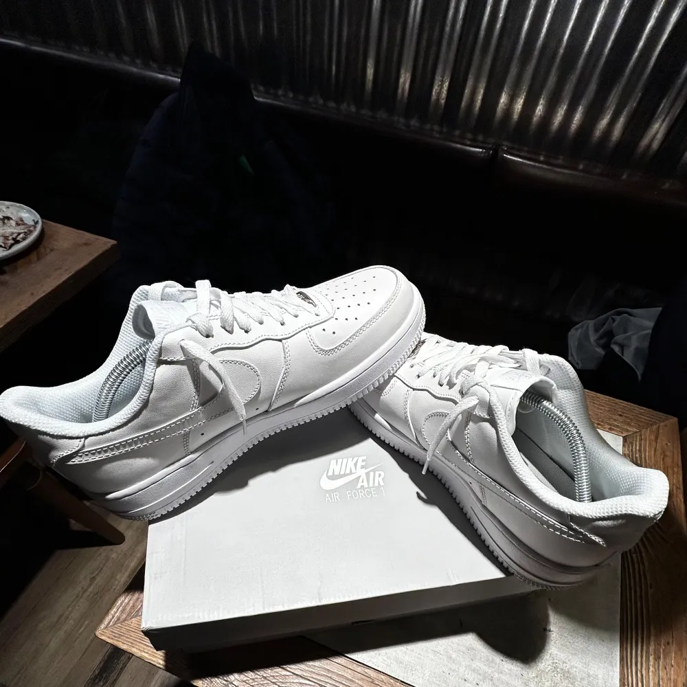 Säljer ett par helt nya Air Force 1 i storlek 45. Klassiska sneakers med snygg design och riktigt sköna att ha på sig. Passar både till vardag och fest.  Pris: 950 kr.  Skorna är helt nya och säljs snabbt!  . Skor.