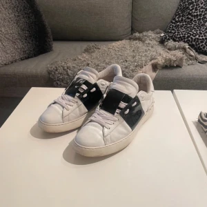 Valentino open  - Säljer dessa feta Valentino opens i strlk 42. De är i hyfsat fint skick men är ändå lite slitna på sulan. Men annars är de ändå i fint skick. Dessa skor har passat bra för alla säsonger året om för mig. Om det finns några frågor så är det bara att höra av sig ☺️