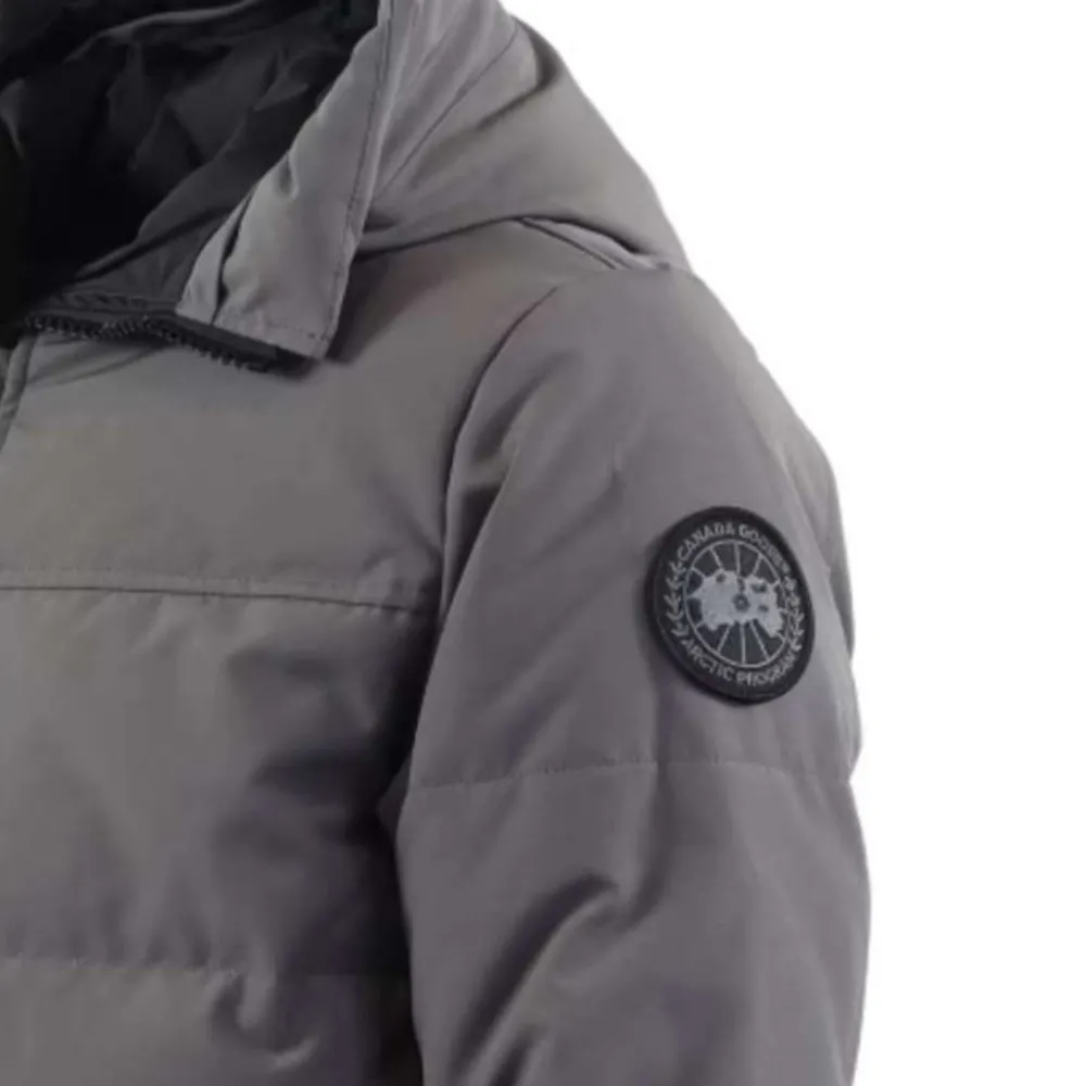 Äkta Canada Goose vinterjacka i nyskick. Endast använd vid ett fåtal tillfällen.. Jackor.