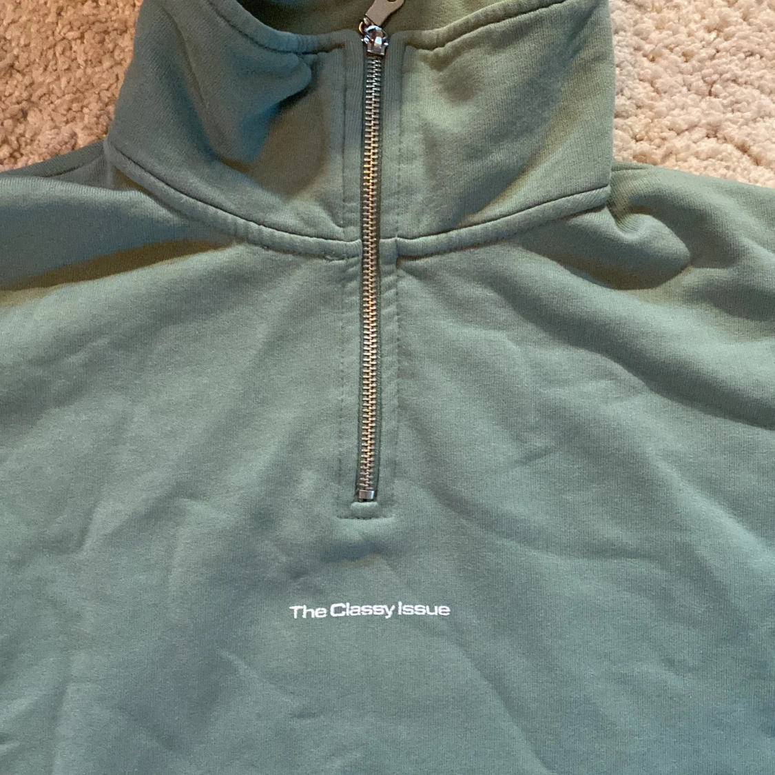 Grön tröja med dragkedja från The Classy Issue - 90