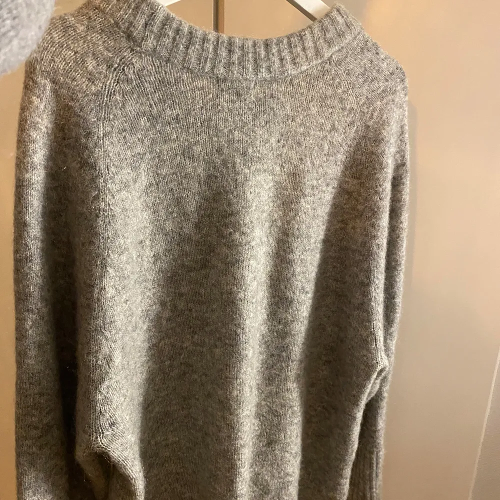 Oversized mohair tröja från hm. Passar perfekt till hösten. Är använd en del men har inga defekter är fortfarande i bra skick!. Neuleet.