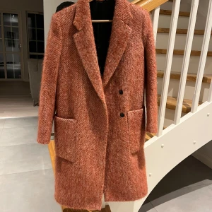 Kappa Filippa k  - Kappa från Filippa K i laxrosa färg, materialet är en ull blandning så den är varm på vintern. Använd Max 3 gånger då den sedan blev för liten så den är som helt ny inga tecken på användning. Hör av er vid frågor 