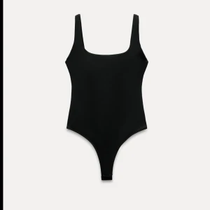 Body Zara  - Jättesnygg body från zara. Öppen rygg. Aldrig använd prislapp kvar 