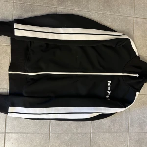 Palm Angels track top - En track top från Palm angels. Varsamt använd och är fortfarande i gott skick. Köpt för drygt 4500kr.  Storlek S