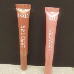 IsaDora Glossy Lip Treat - Två fuktgivande läppfärger från IsaDora i nyanserna brun och rosa. Perfekta för att ge en glansig finish och hålla läpparna återfuktade hela dagen. Smidig tubförpackning som är lätt att ta med sig. 60 kr /st 