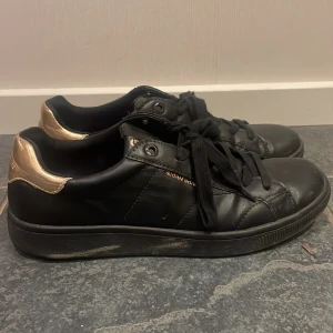 Svarta sneakers från Björn Borg - Svarta Björn Borg sneakers. Skorna är knappt använda, de är i mycket bra skick. 💕💕
